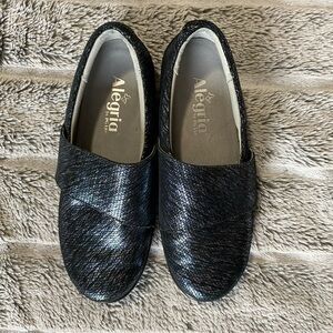 ALEGRÍA Black and Blu Metallic Printed Leather shoes. Size 6